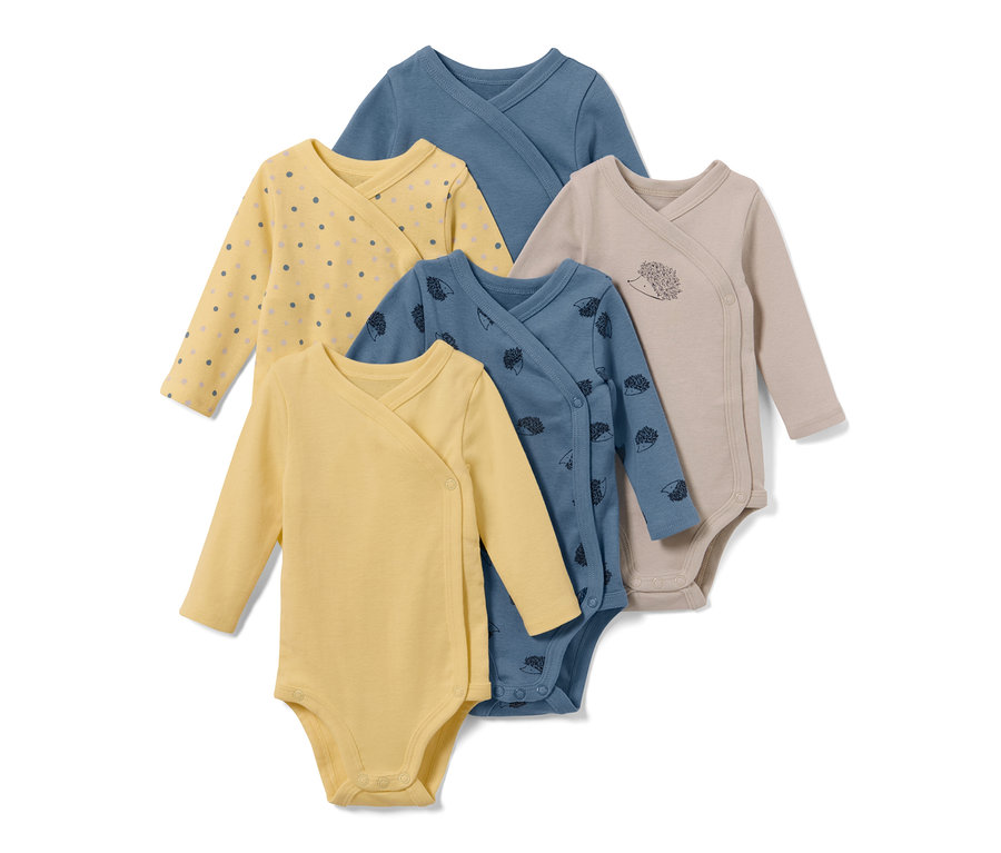 Fünf Baby-Langarmbodys in Gelb-, Blau- und Beigetönen mit verschiedenen Mustern.