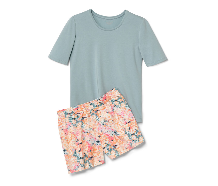 Ein Shorty-Pyjama mit Shorts mit Blumenmuster und hellblaues Kurzarm-Shirt liegen auf einem weißen Hintergrund.