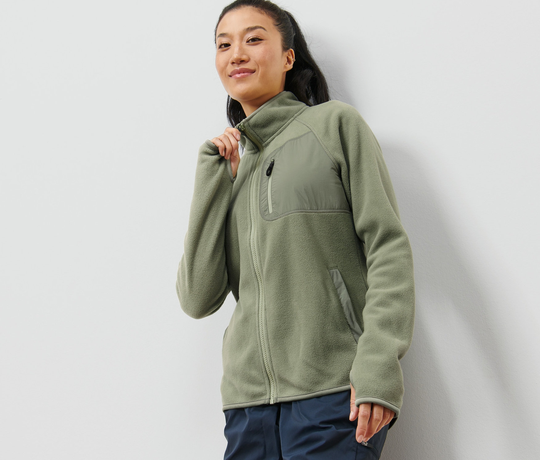 Frau trägt eine Fleecejacke.