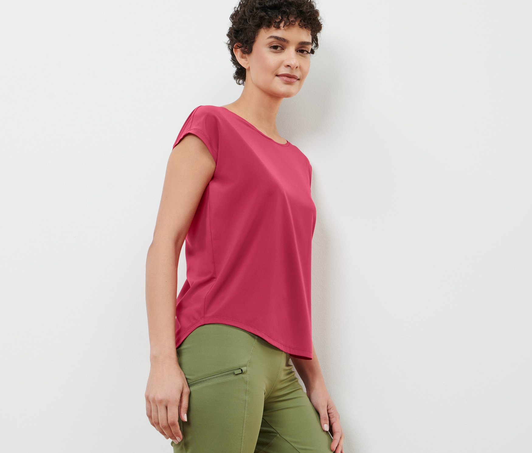 Frau trägt ein Sportshirt in Beere.