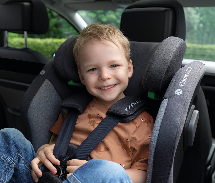 Ein lächelnder Junge sitzt im Osann Kindersitz »Flame360«.