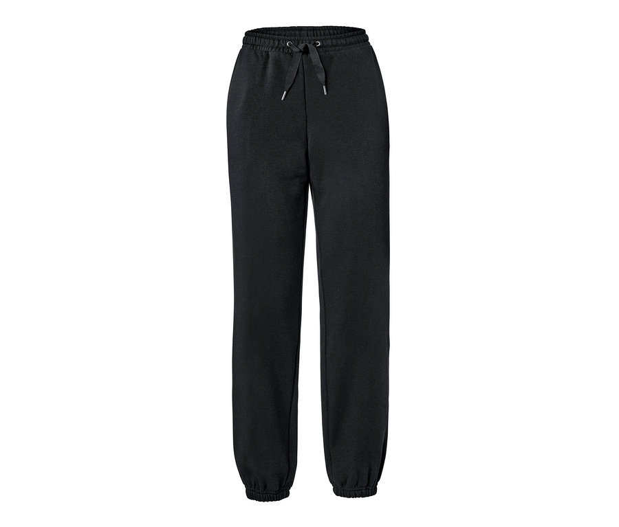 Schwarzer Loungewear-Anzug.