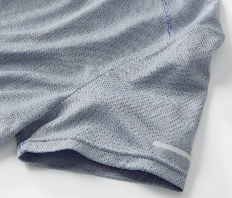 Detailaufnahme von einem grau melierten Funktionsshirt.