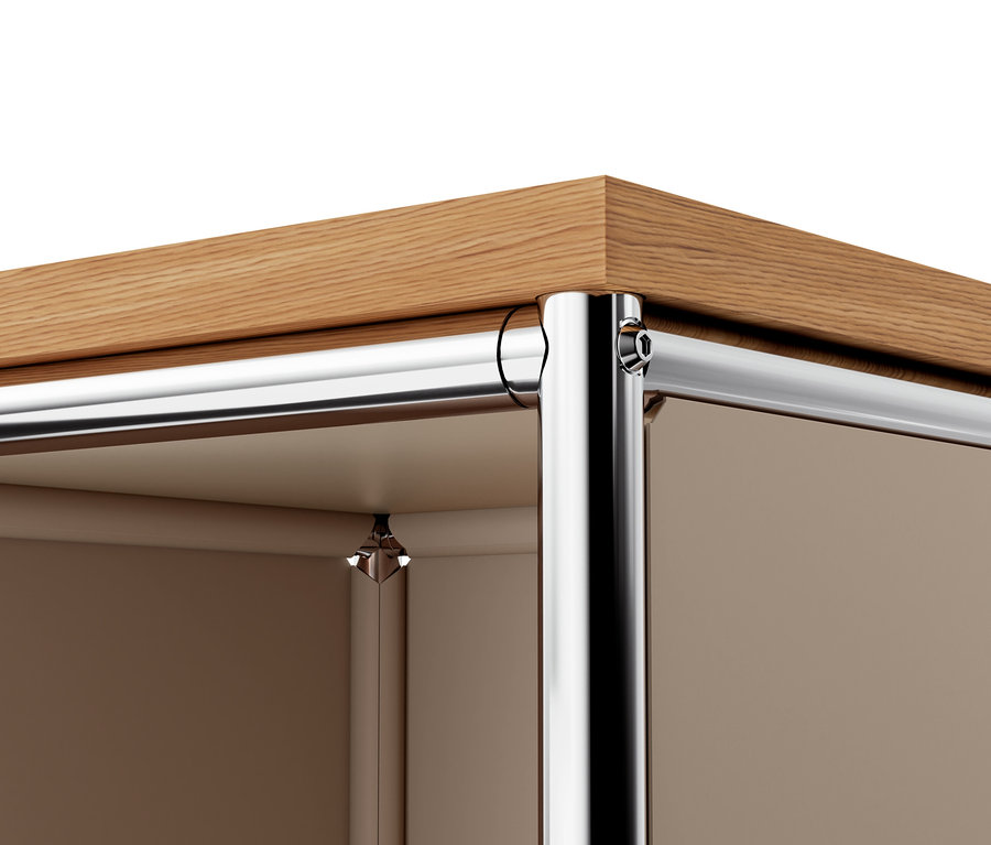 Detail einer schmalen Kommode Metall »CN3« in Taupe mit Holzplatte und Klappfächern.