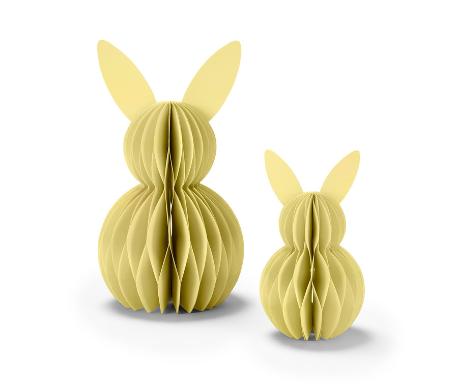 Zwei gelbe Papier-Osterhasen stehen nebeneinander.