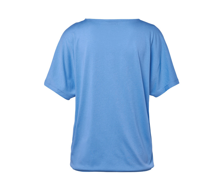 Hellblaues Blusenshirt.