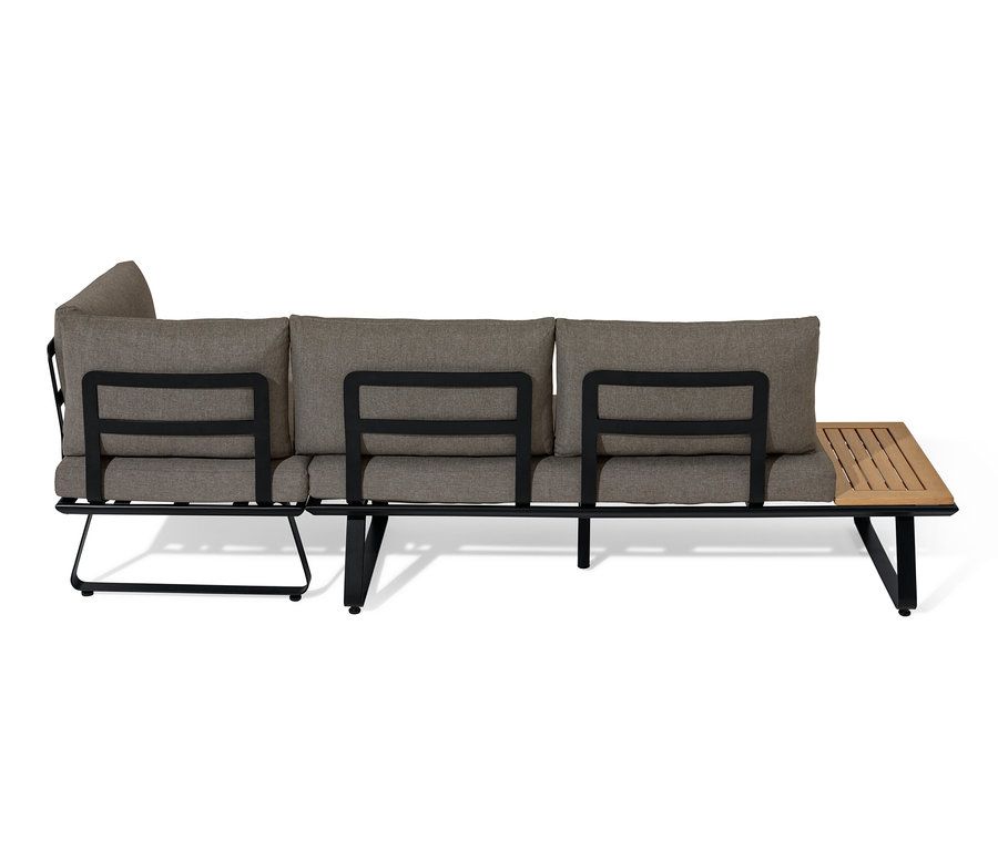 Eine Lounge-Ecke mit modernem Kufengestell von vorne.