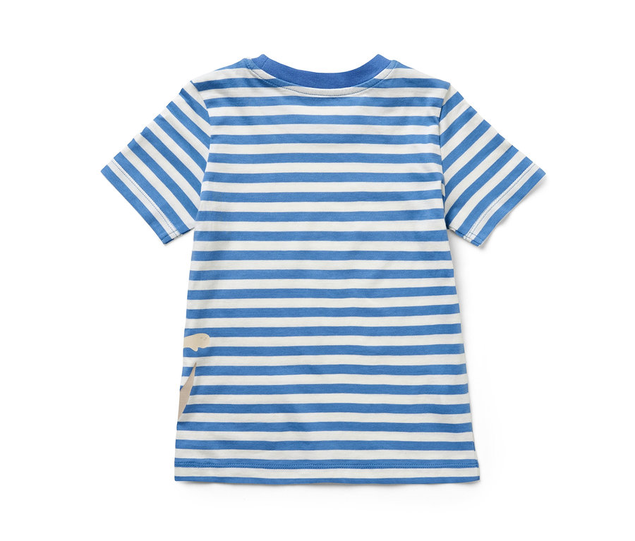 Rückansicht eines Kinder-T-Shirts mit blau-weissen horizontalen Streifen und beigem Aufnäher.