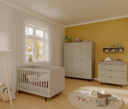 Ein Kinderzimmer mit dem Kinderbett »Tomino«, einer Kommode und einem Schrank.