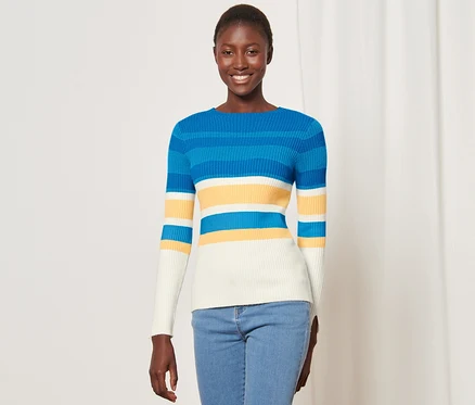 Frau trägt gerippten Pullover mit blauen, gelben und weißen horizontalen Streifen.