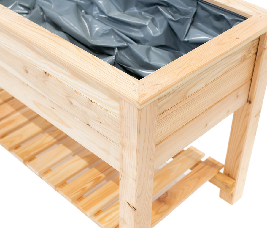 Detailansicht eines hölzernen Stelzenhochbeets mit silberner Auskleidung und Ablage.