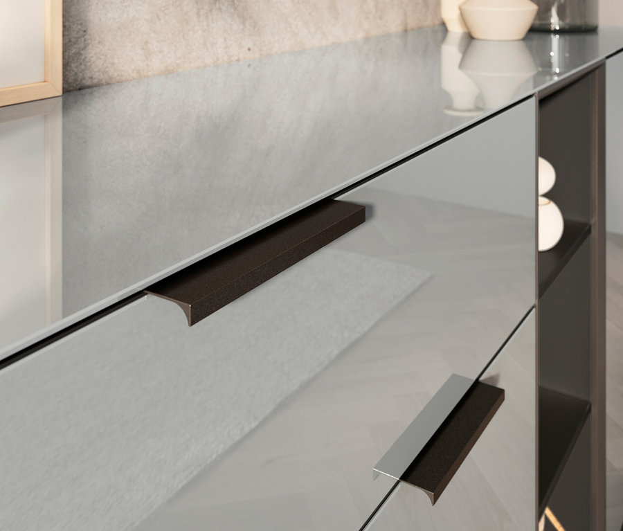 Detailaufnahme eines Glas-Sideboards.