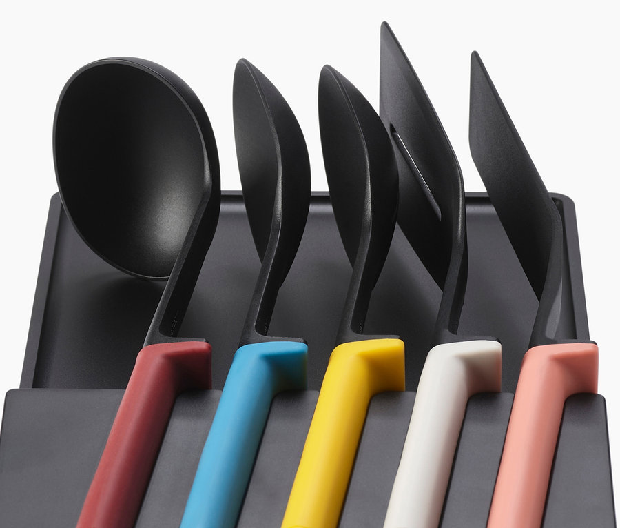 Joseph Joseph Kochutensilien-Set »Elevate« in einem schwarzen Halter.
