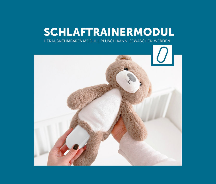 Hände halten Zazu Nachtlicht »Brody der Bär« Teddybär mit eingesetztem Modul.