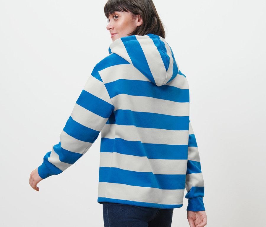 Frau trägt einen gestreiften Hoodie.