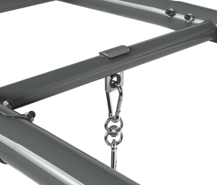 Detailansicht eines grauen EXIT Klettergerüst MB210 mit Karabiner.