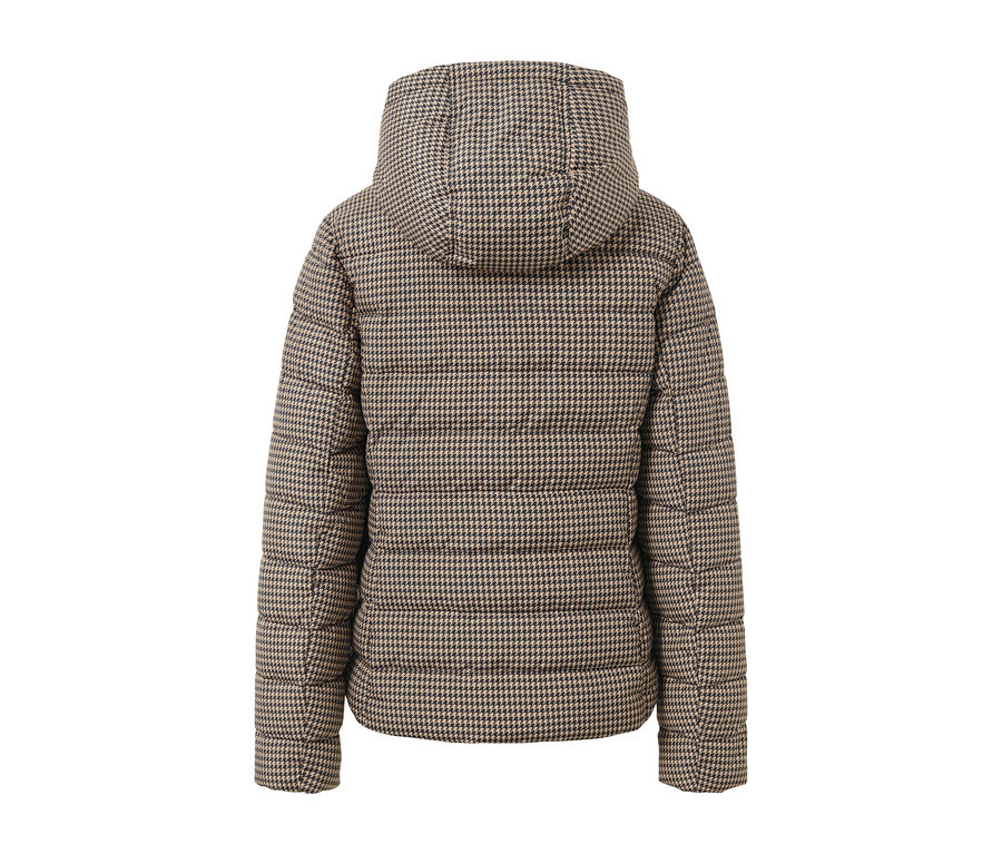 Rückansicht einer bedruckten Steppjacke mit Kapuze.