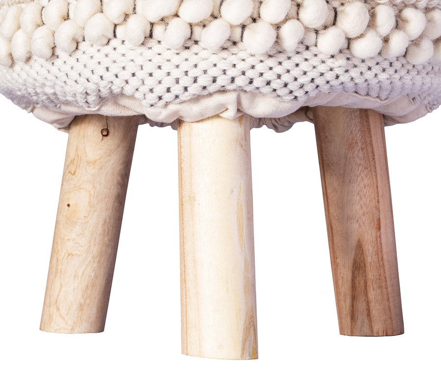 Nahaufnahme des Kayoom Hockers »Bohist« mit weißem Strickbezug und drei Holzbeinen.