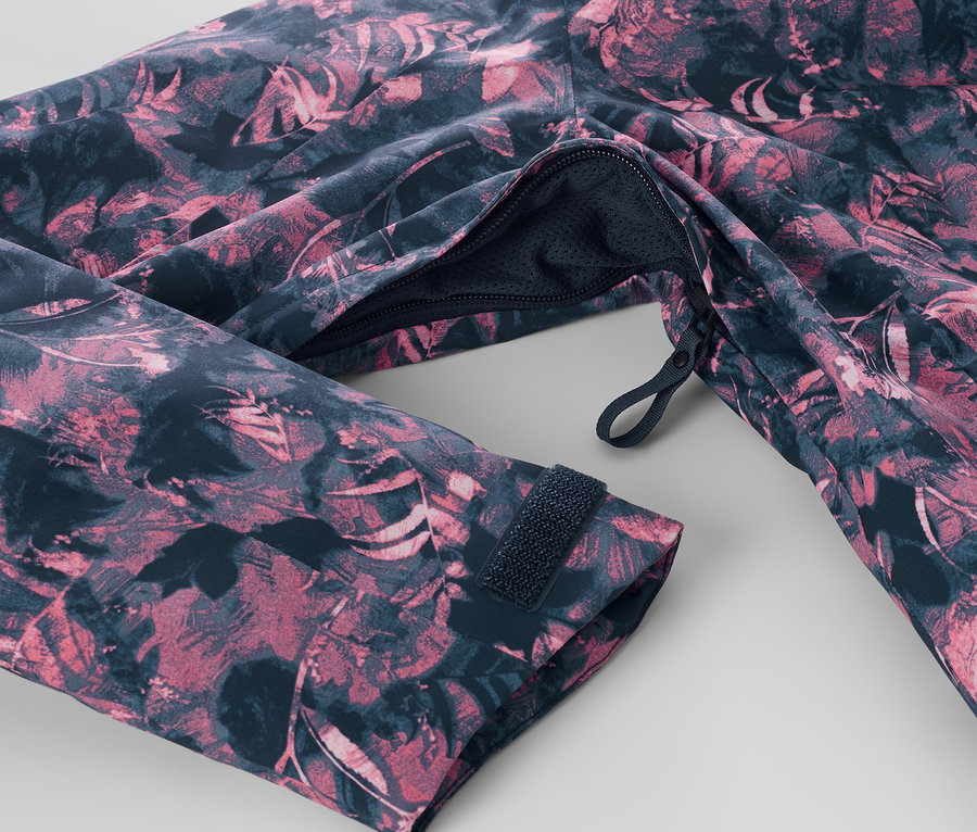Detail einer Halfzip-Skijacke mit Alloverprint.