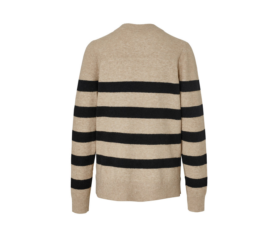 Detailansicht der Rückseite eines gestreiften Strickpullovers.