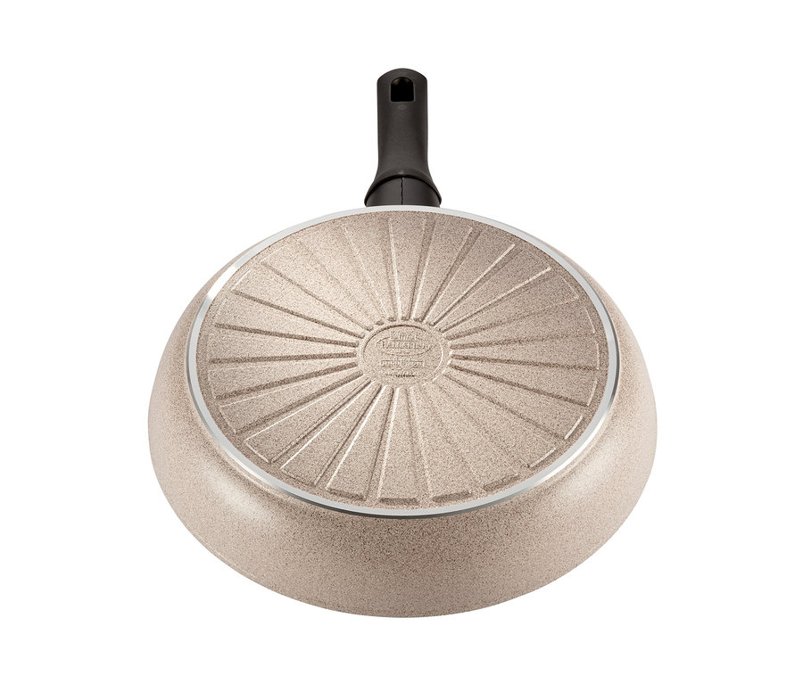 Unterseite einer sandfarbenen BALLARINI Aluminium-Bratpfanne.