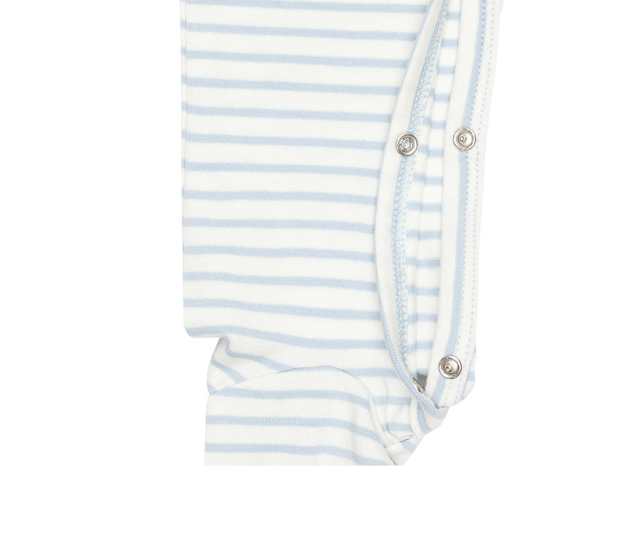 Detailansicht eines blau gestreiften Steiff Baby-Stramplers.