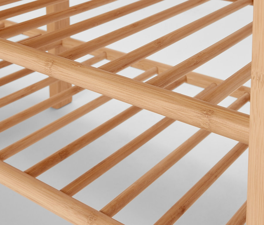 Detailansicht einer Sitzbank mit Garderobenständer aus Bambus.