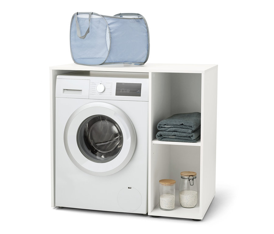 Eine Waschmaschine steht in einem weißen Waschmaschinenregal mit seitlichem Stauraum. Auf der Waschmaschine liegt ein blauer Wäschekorb.