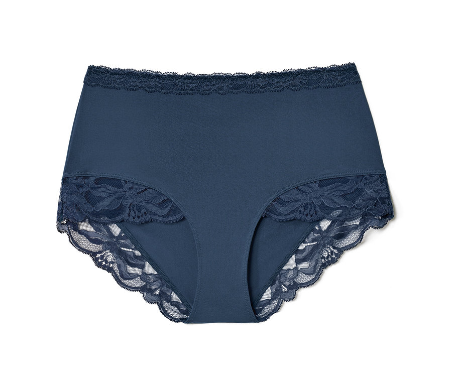 Eine blaue Highwaist-Panty mit Spitze liegt auf einem weißen Hintergrund.