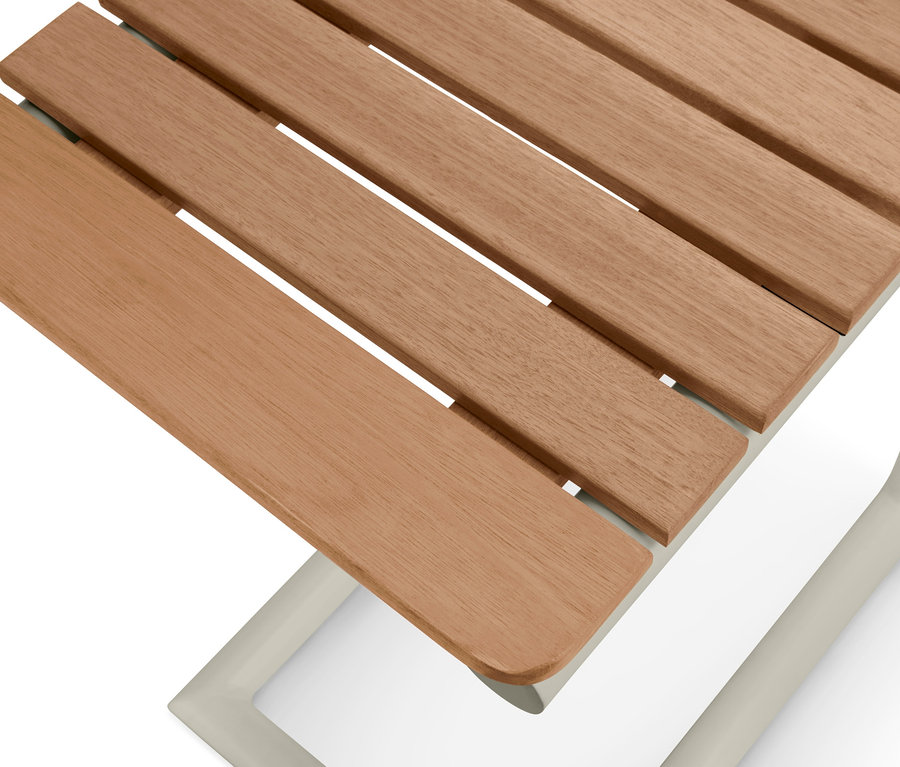 Detailansicht eines C-Tisches "Liska" mit Holzplatte und Metallgestell.