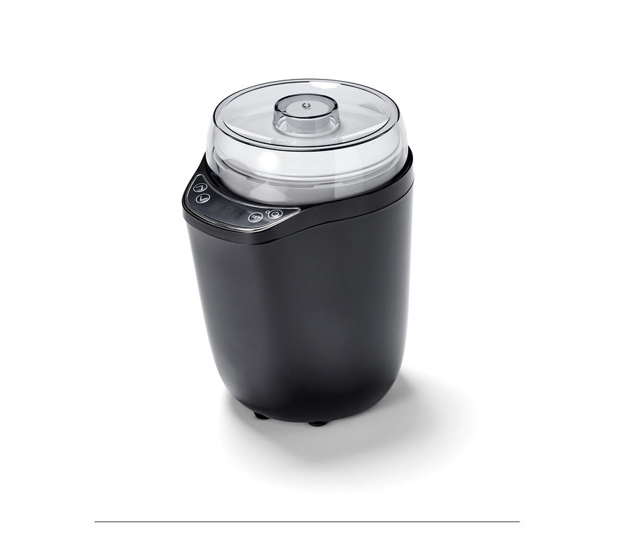 Schwarzer Joghurt- und Frischkäsebereiter mit transparentem Deckel.
