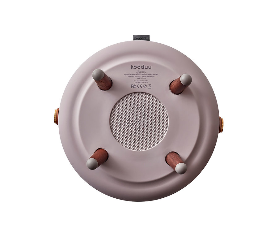 Draufsicht auf einen Kooduu-Lautsprecher mit LED-Licht und Holzfüßen. Das Produkt ist ein Design LED-Licht mit Bluetooth®-Lautsprecher.