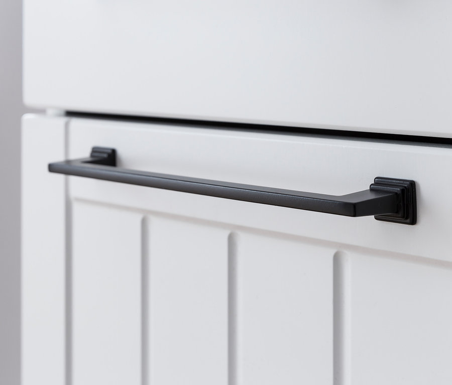 Detail eines weißen Unterschranks »Jelda« mit matter Oberfläche und Eiche-Dekor und einem schwarzen Griff.