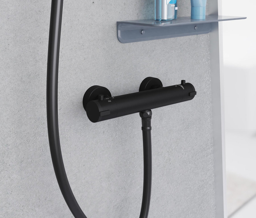 Schwarze Thermostat-Duscharmatur »London« an der Wand neben dem Duschschlauch.