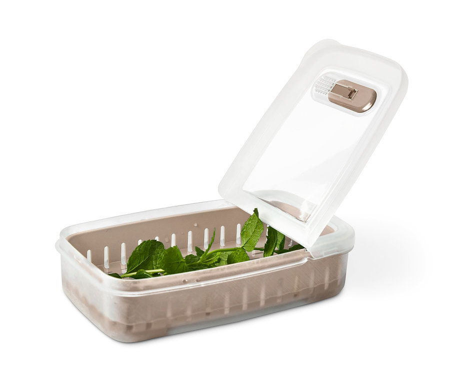 Geöffnete Kräuter-Frischhaltebox mit Kräutern darin.