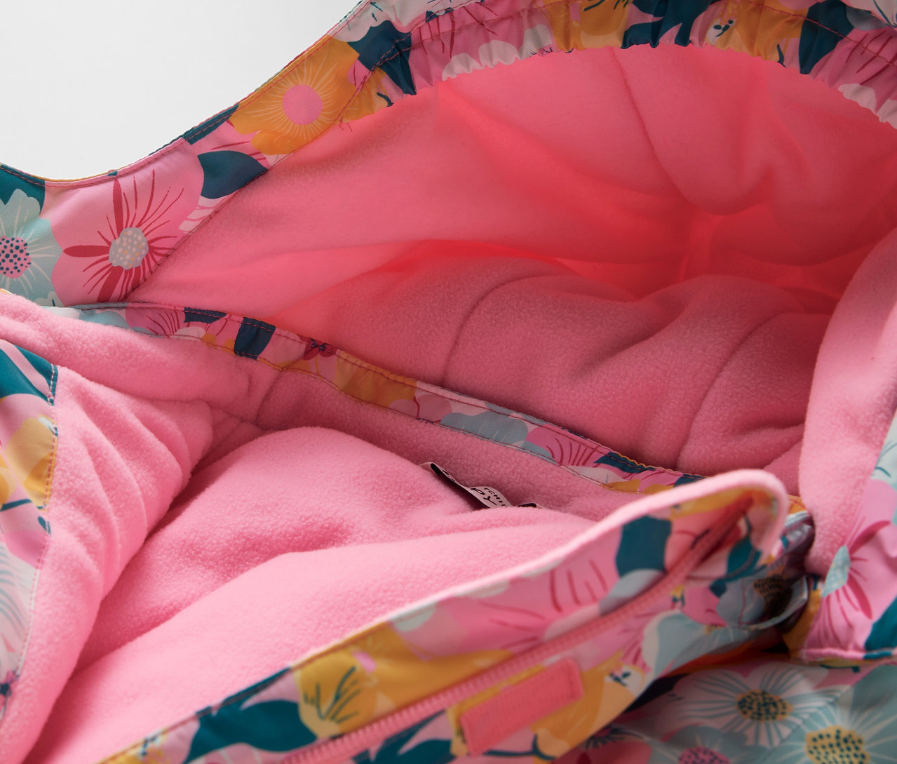 Detailansicht der Kapuze einer Jacke mit Blumenmuster und rosa Futter.