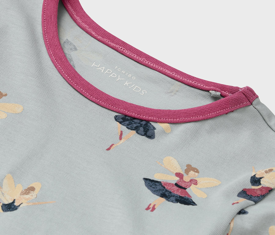 Detail eines hellblauen T-Shirts mit Feenmuster und rosa Halsbündchen.