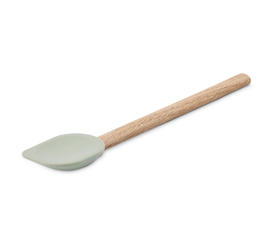 Ein Multifunktionskochlöffel mit Silikonkopf und Holzgriff liegt auf einem weißen Hintergrund.