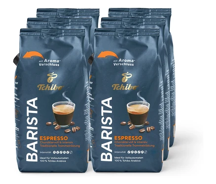 Sechs Packungen Tchibo Barista Espresso Kaffee. Die Packungen sind dunkelblau mit einem Bild einer Espressotasse.