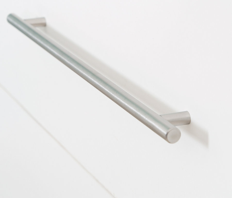 Detail einer Schublade der weißen roba Wickelkommode »Maren« mit 3 Schubladen mit einem langen silbernen Griff.