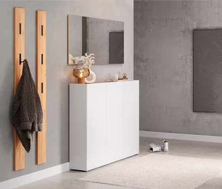 Eingangsbereich mit weißem Mehrzweckschrank Libbiano und Holzkleiderhaken.