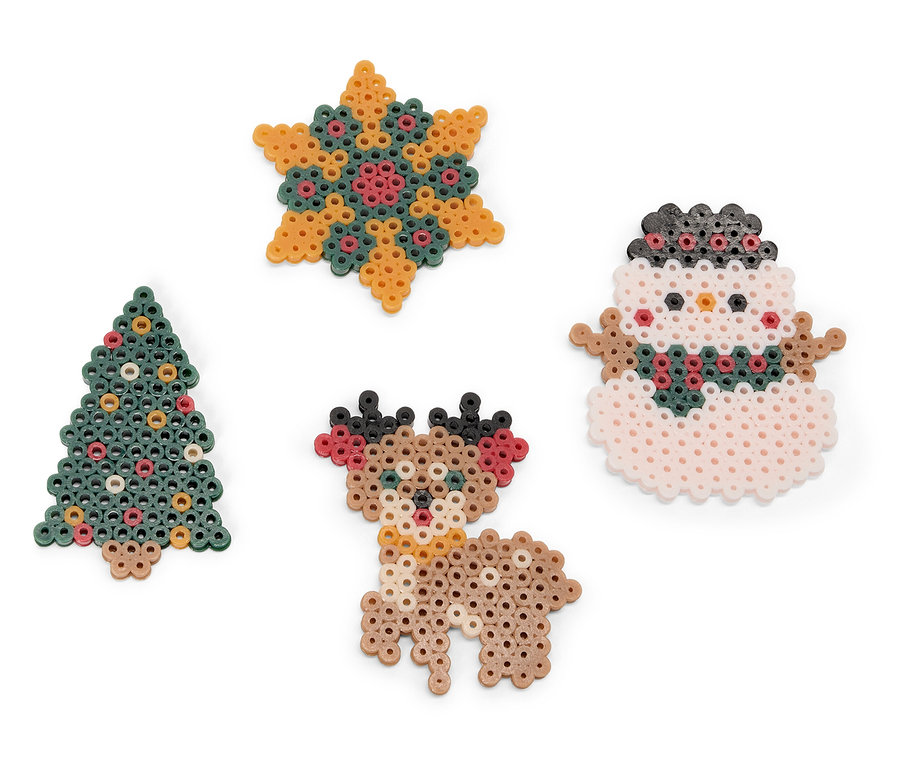 Vier Weihnachtsschmuckstücke aus Perlen: Baum, Stern, Rentier und Schneemann.