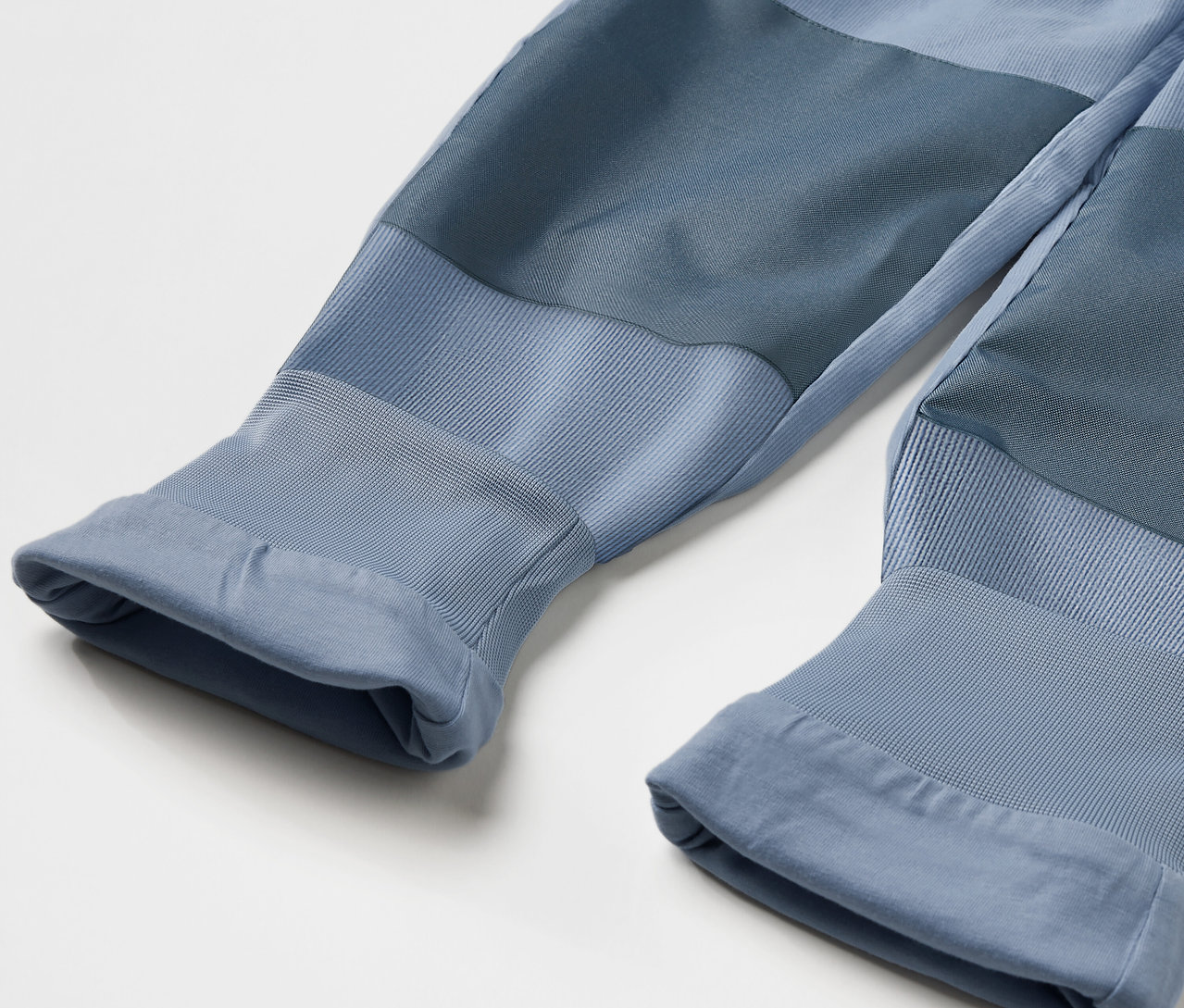 Detailansicht einer blauen Kinder-Cord-Outdoorhose.