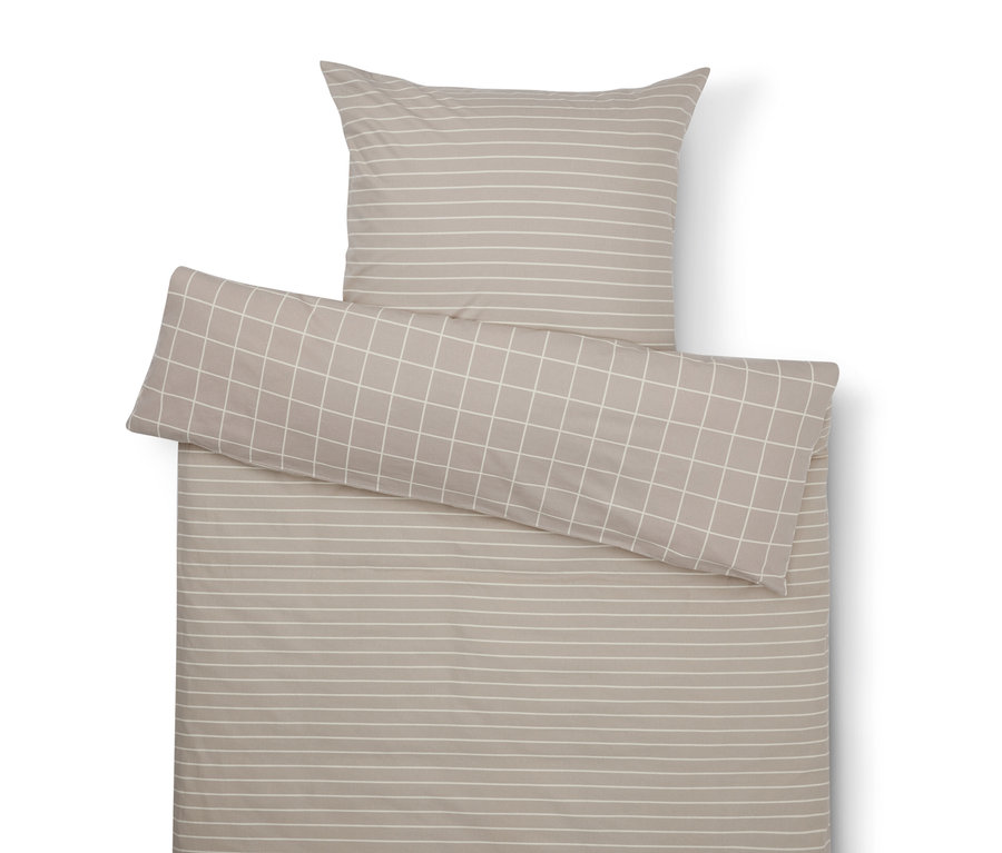 Beige Bettwäsche mit weißen Streifen und kariertem Kissen.