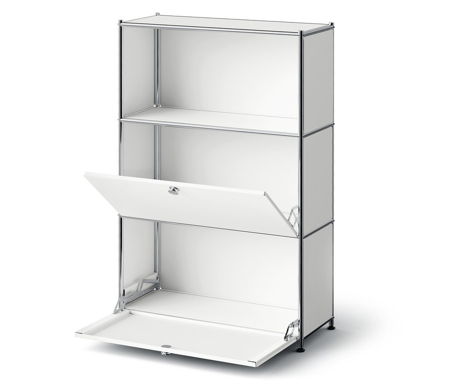 Weißes Regal mit zwei offenen Türen.