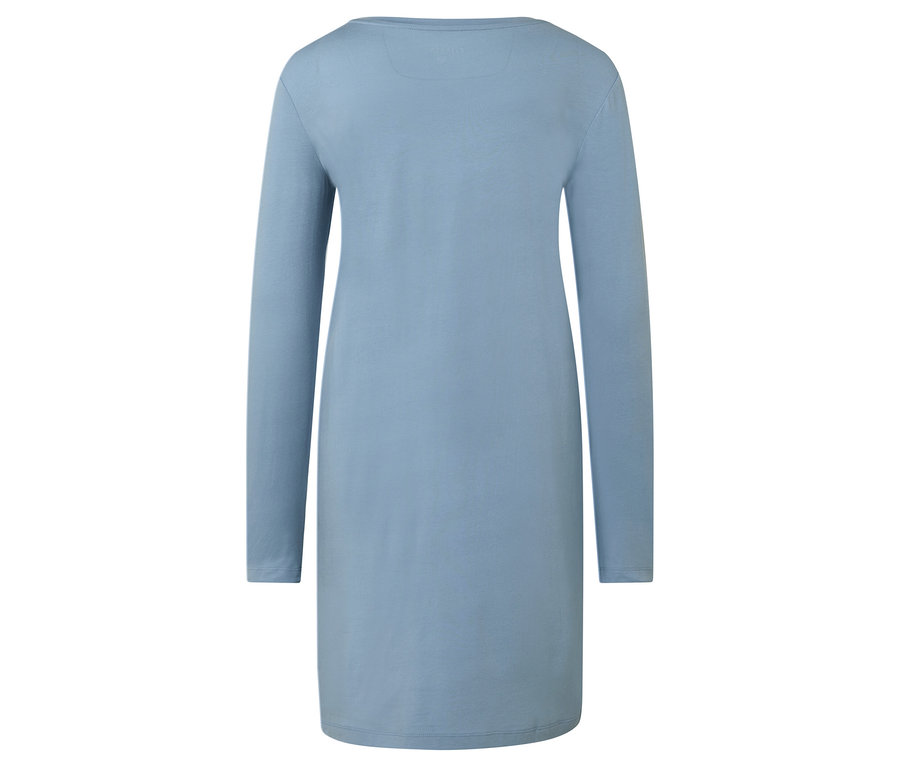 Blaues Kleid mit langen Ärmeln.