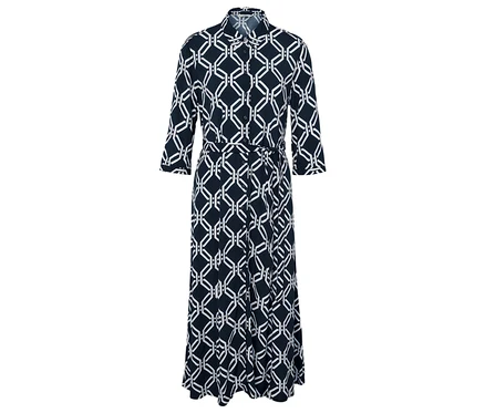 Ganzkörperansicht eines langen Hemdkleid mit geometrischem Muster in Dunkelblau und Weiß.