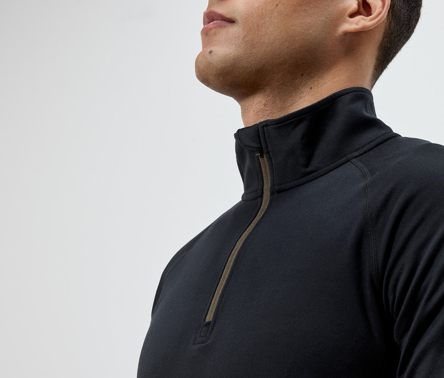 Mann trägt ein schwarzes Langarmshirt mit Reißverschluss.