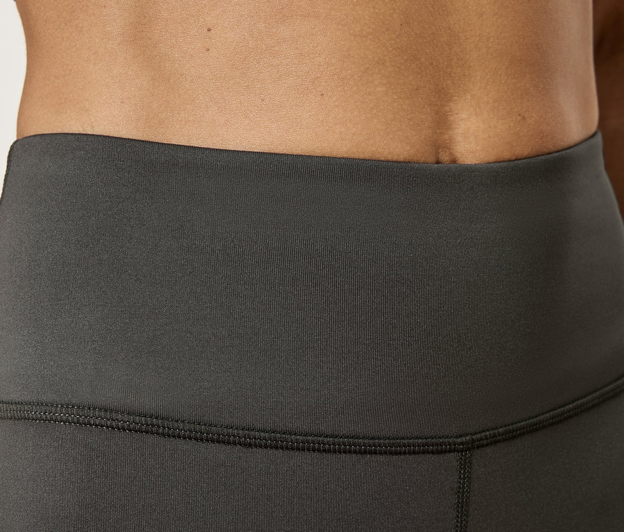 Detailaufnahme vom Bund einer grauen Damenleggings.