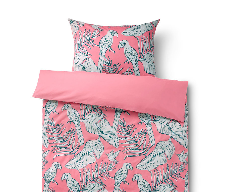 Rosa Renforcé-Bettwäsche Tropical Rose mit Papageien- und Blättermuster.